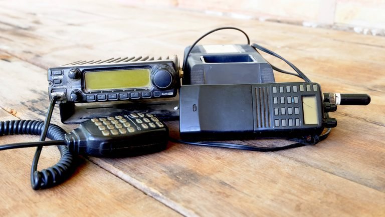 5 Best CB Radios Reviews -Buyer Guide 2022 [Fixed-mount VS Handheld ]